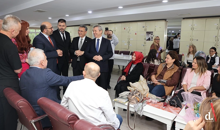 Baskan Ihsan Kurnazdan ogretmenlere karanfil Toplumun diregi onlar 5