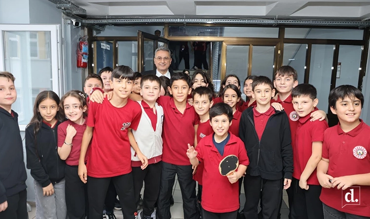 Baskan Ihsan Kurnazdan ogretmenlere karanfil Toplumun diregi onlar 6