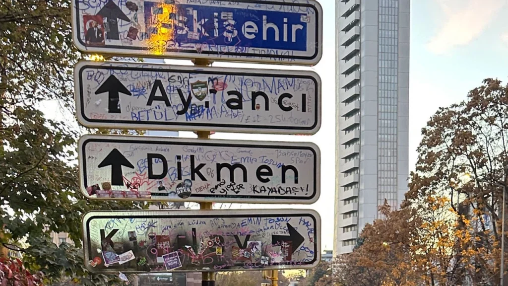 Bunu da yaptılar! Kızılay tabelası önünde saç traşı 3 Bunu da yaptilar Kizilay tabelasi onunde sac trasi 1