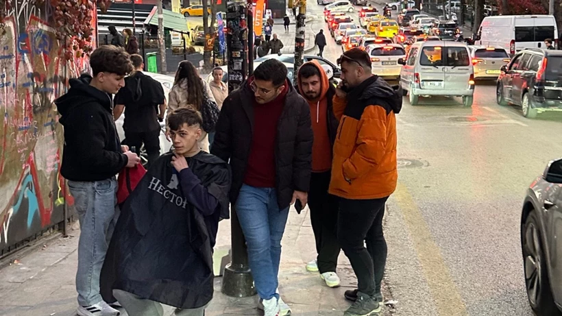 Bunu da yaptılar! Kızılay tabelası önünde saç traşı 2 Bunu da yaptilar Kizilay tabelasi onunde sac trasi 2