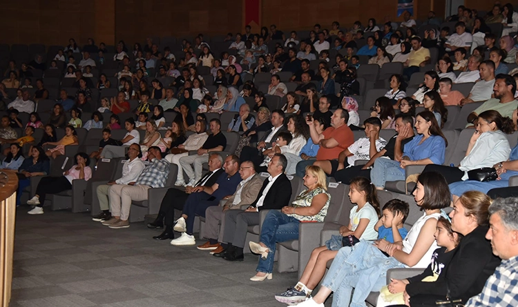 Gelecegin tiyatro yildizlari Ata Sahnede ilk kez seyirciyle bulustu 5