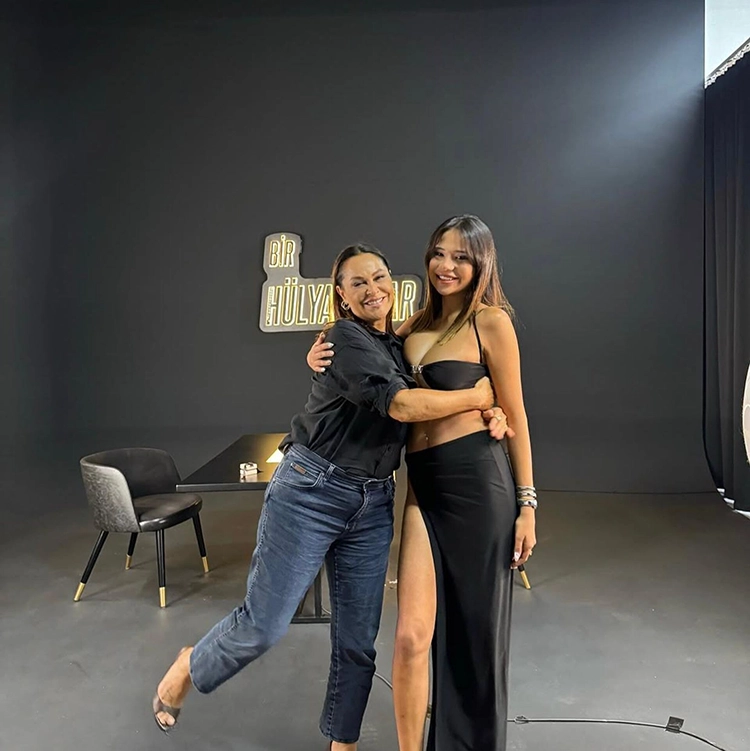 Hülya Avşar ve Merve Taşkın’a ‘fuhuşa teşvik’ iddiasıyla suç duyurusu 2 Hulya Avsar ve Merve Taskina ‘fuhusa tesvik iddiasiyla suc duyurusu 3