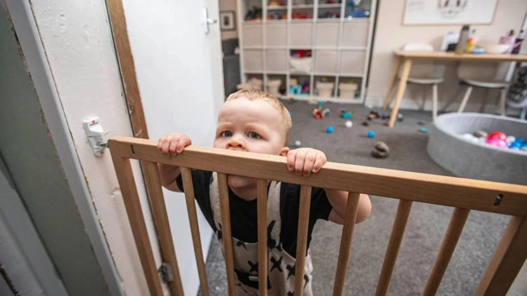 Kum karton mobilya… 21 aylik bebek buldugu her seyi yiyor 3