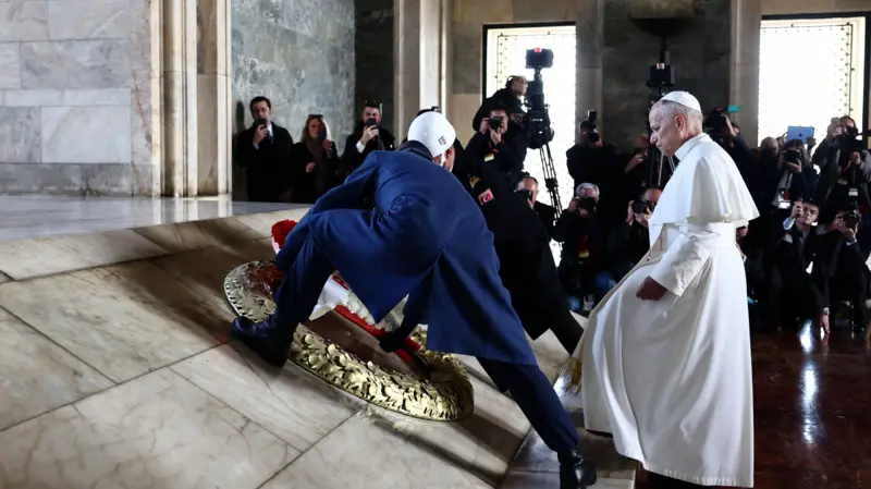 Papa 14. Leo Anitkabiri ziyaret etti.jpg