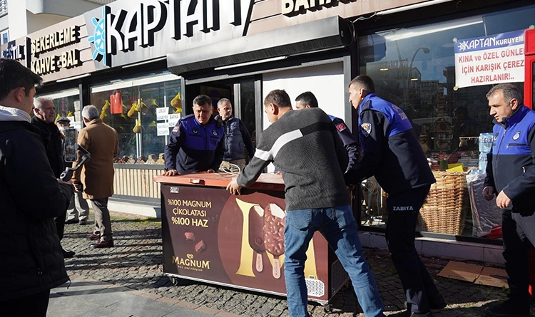 Atakum zabıtasından kaldırım işgaline geçit yok Atakum zabıtasından kaldırım işgaline geçit yok