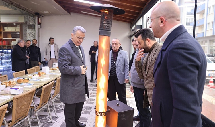 Başkan İhsan Kurnaz sahada: Esnafla birebir temas sürüyor 8 Baskan Ihsan Kurnaz sahada 3