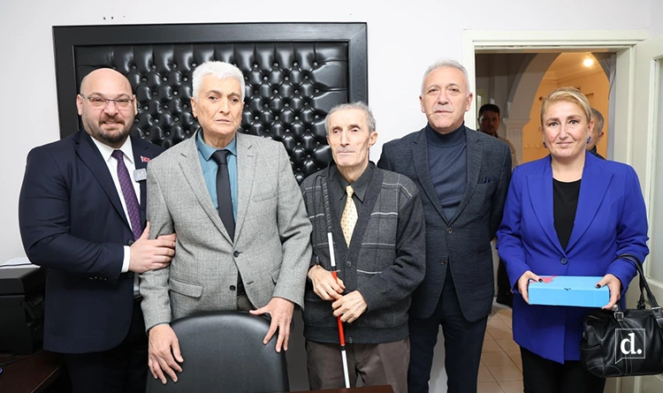 Serhat Türkel’den görme engellilere 40 beyaz baston 3 Serhat Turkelden gorme engellilere 40 beyaz baston 2