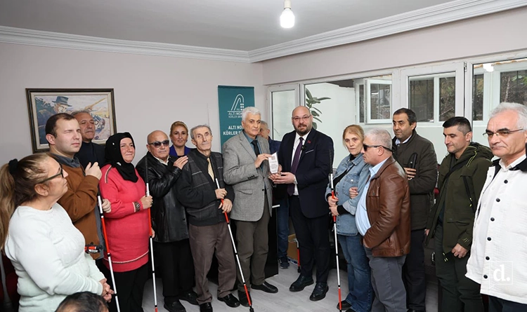 Serhat Türkel’den görme engellilere 40 beyaz baston 2 Serhat Turkelden gorme engellilere 40 beyaz baston 3