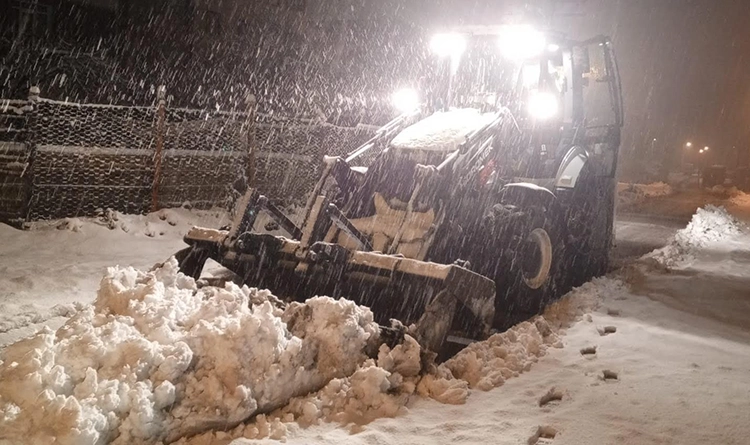 İlkadım’da kar alarmı: Belediye ekipleri gece boyu sahada