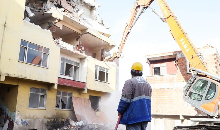 Canik’te riskli yapılara neşter