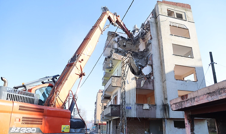 Canik’te riskli yapılara neşter