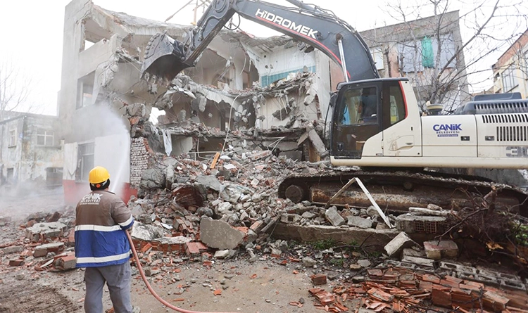 Canik’te riskli yapılara neşter