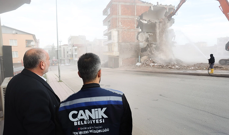 Canik’te riskli yapılara neşter