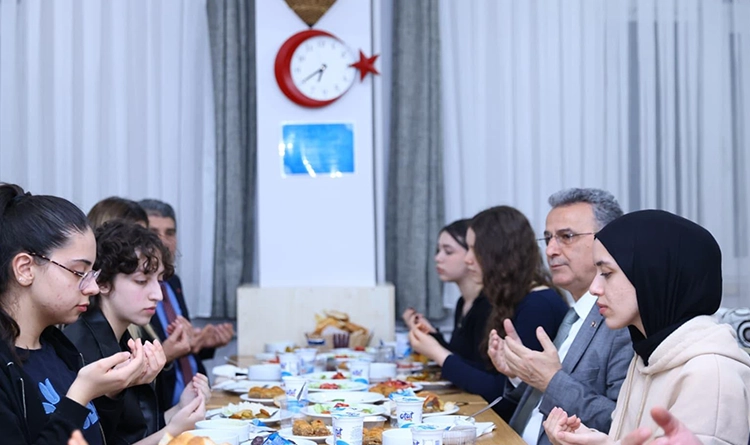 İlkadım’da 'Maarifin Kalbinde Ramazan' buluşması: Gençler sordu İhsan Kurnaz cevapladı İlkadım’da 'Maarifin Kalbinde Ramazan' buluşması: Gençler sordu İhsan Kurnaz cevapladı