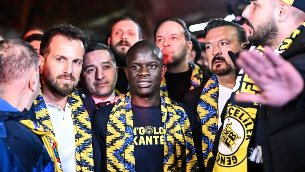 Kante geldi: Fenerbahçe taraftarı çardağı çökertti