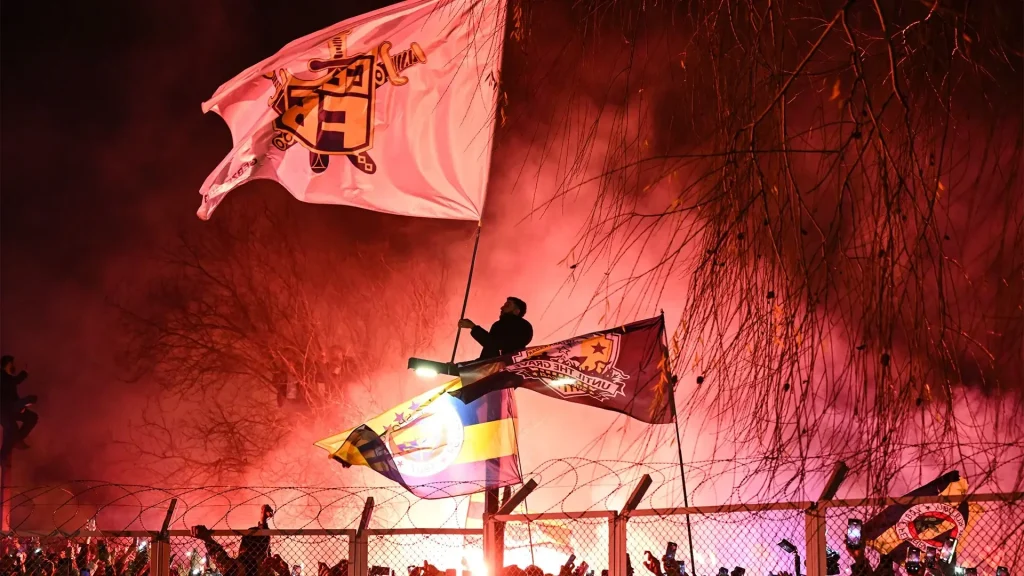 Kante geldi: Fenerbahçe taraftarı çardağı çökertti