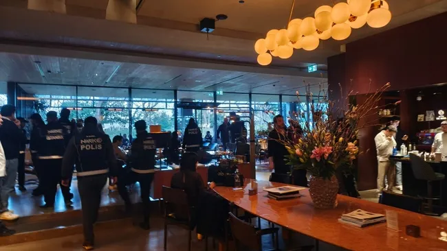 Ünlü mekana 100 polis K-9'larla narkotik operasyonu Ünlü mekana 100 polis K-9'larla narkotik operasyonu