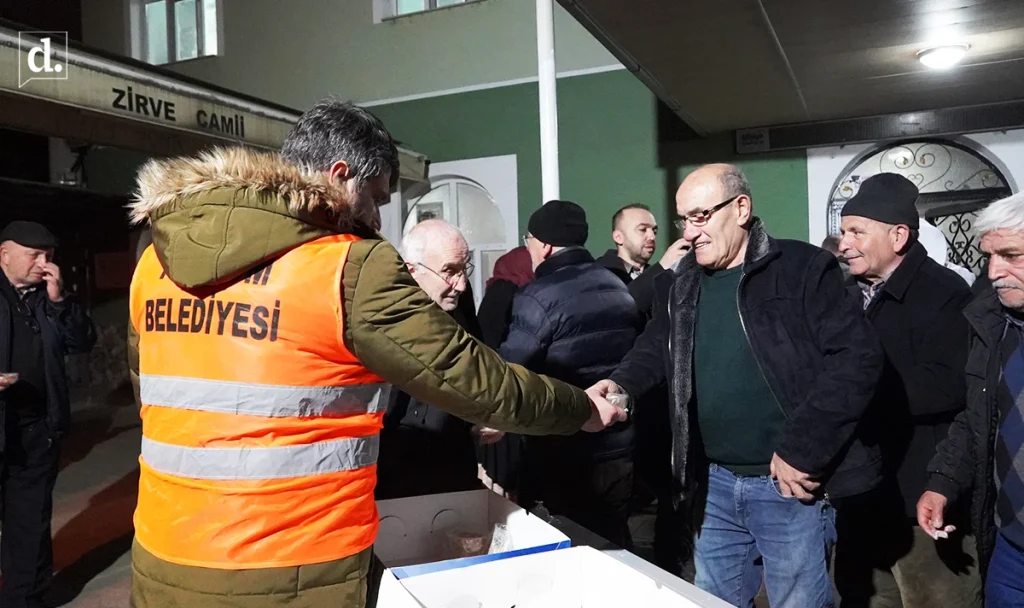 Atakum Belediyesi Kadir Gecesi'nde lokma dağıttı