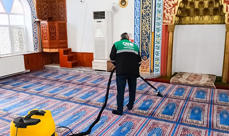 Canik'te dip köşe temizlik: Camiler pırıl pırıl oldu