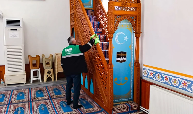 Canik'te dip köşe temizlik: Camiler pırıl pırıl oldu