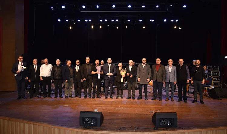 Dev sanatçılar için Ata Sahne’de muhteşem anma programı Dev sanatçılar için Ata Sahne’de muhteşem anma programı