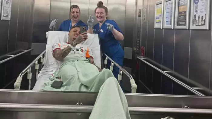 Hastaneden paylaşım yaptı: Galatasaray'ın yıldızı Noa Lang'ın parmağı kesilmişti