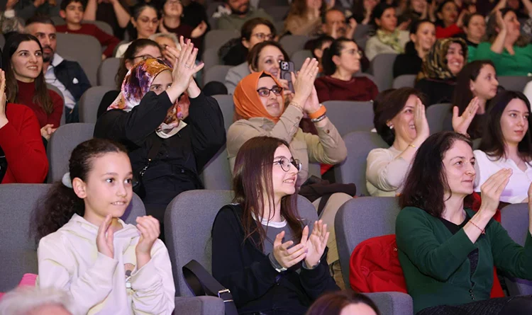 Atakum'da festival tadında program: Tiyatro günleri büyük ilgi gördü