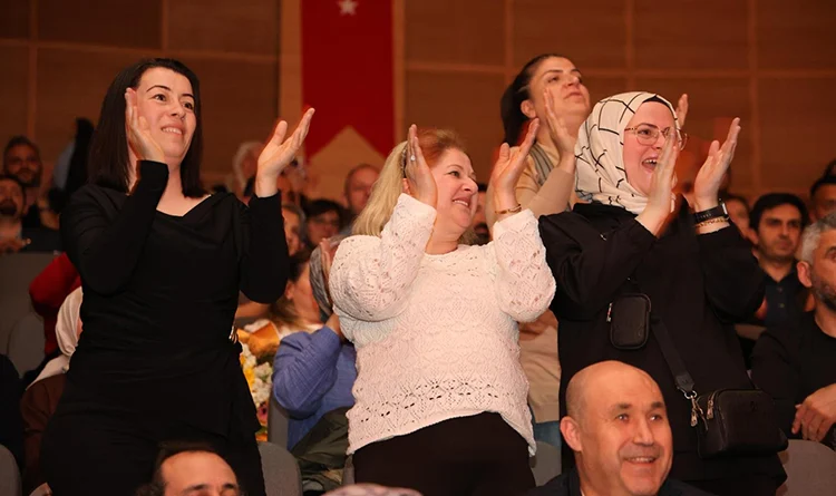 Atakum'da festival tadında program: Tiyatro günleri büyük ilgi gördü