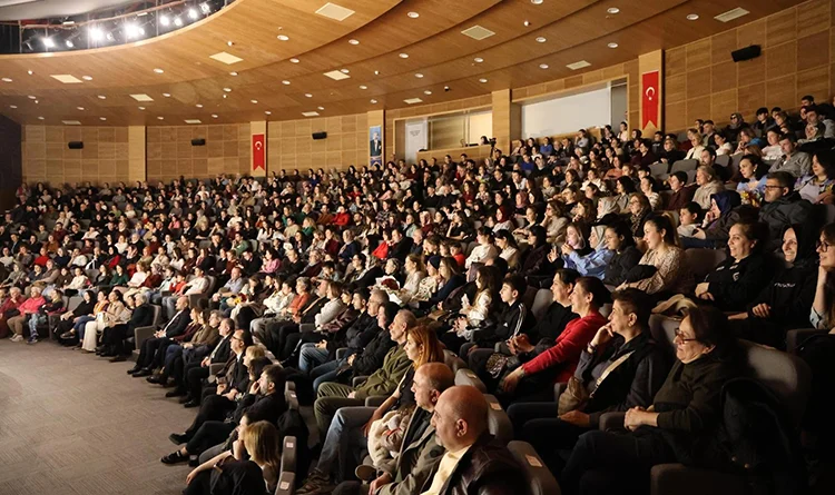 Atakum'da festival tadında program: Tiyatro günleri büyük ilgi gördü
