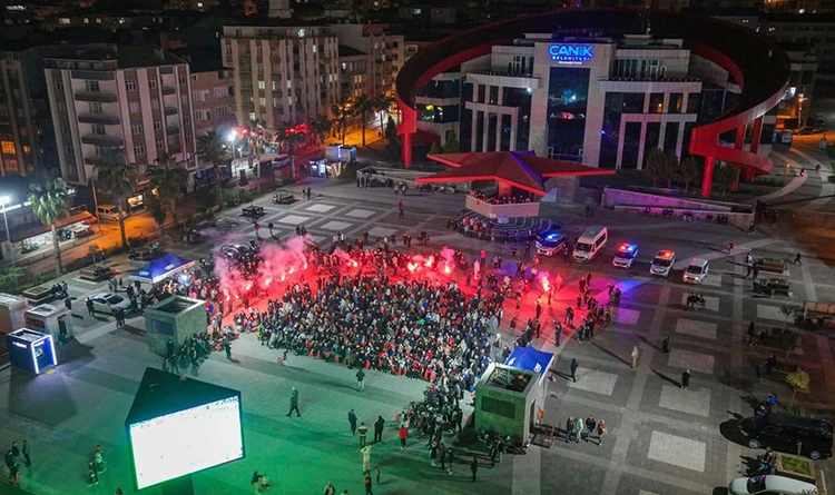 Canik’te milli maç coşkusu: Dev ekranda büyük heyecan