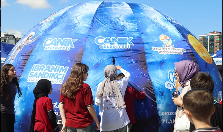 Canik'te planetaryum sınıfa girdi: Öğrenciler yıldızlarla tanışıyor