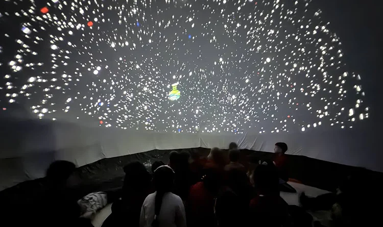 Canik'te planetaryum sınıfa girdi: Öğrenciler yıldızlarla tanışıyor