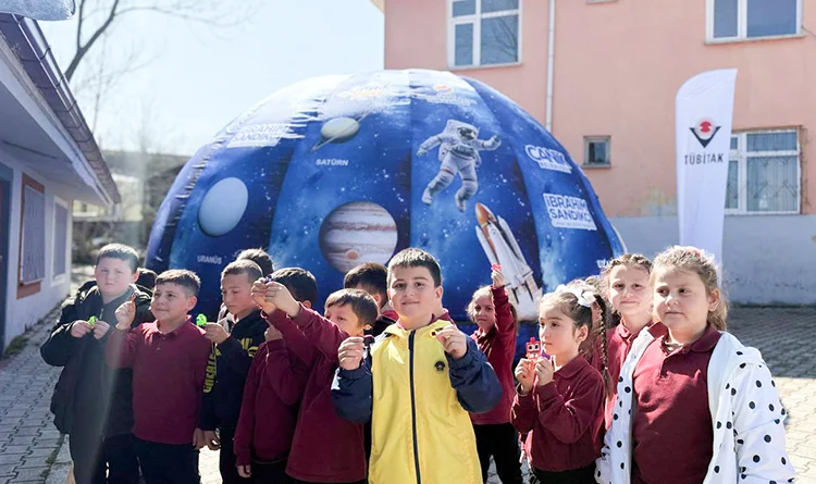 Canik'te planetaryum sınıfa girdi: Öğrenciler yıldızlarla tanışıyor