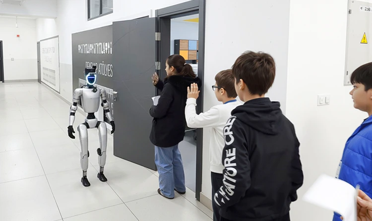 Canik’te sınava giren öğrencileri robot karşıladı