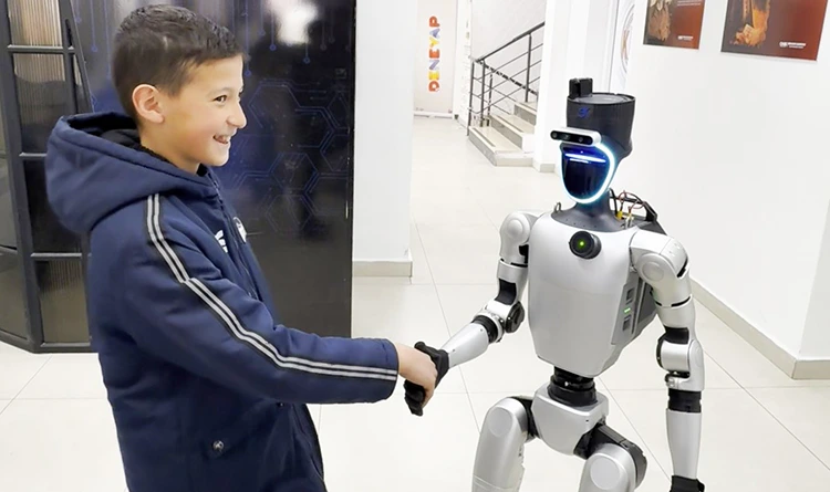 Canik’te sınava giren öğrencileri robot karşıladı