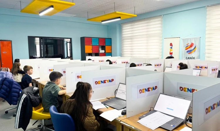 Canik’te sınava giren öğrencileri robot karşıladı