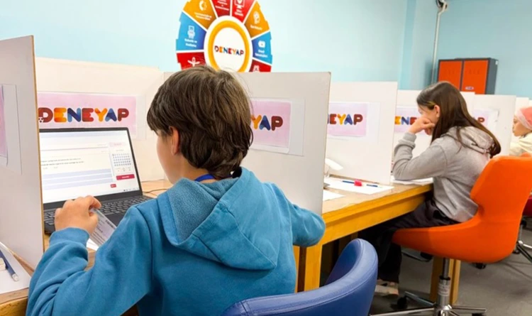 Canik’te sınava giren öğrencileri robot karşıladı