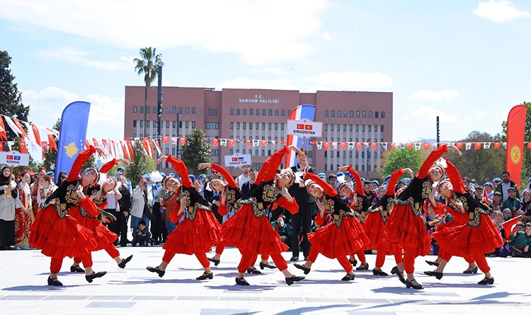 Festival coşkusu sokaklara taştı: Dünya çocukları Samsun'da