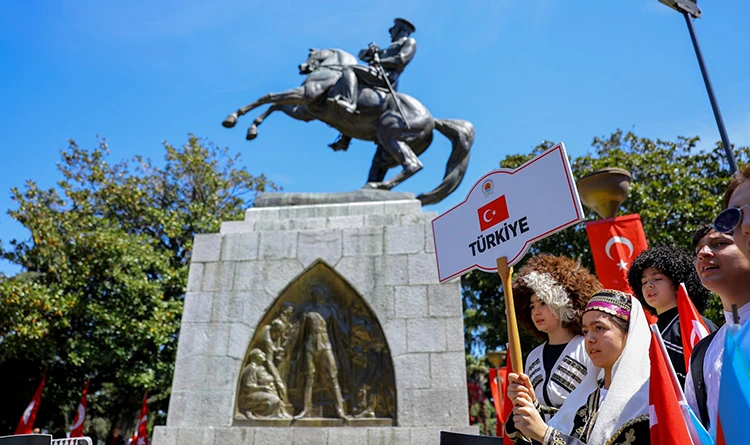 Festival coşkusu sokaklara taştı: Dünya çocukları Samsun'da