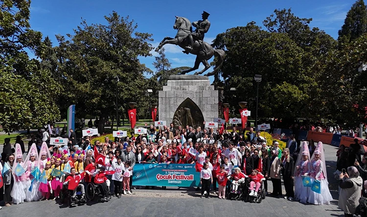 Festival coşkusu sokaklara taştı: Dünya çocukları Samsun'da