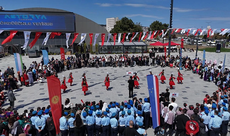 Festival coşkusu sokaklara taştı: Dünya çocukları Samsun'da