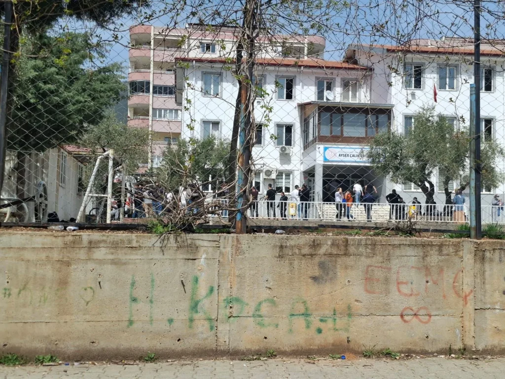 Okulda silahlı saldırı! Şimdi de Kahramanmaraş: 4 ölü 20 yaralı Okulda silahlı saldırı! Şimdi de Kahramanmaraş: 4 ölü 20 yaralı