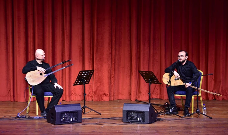 Samsunlu sanatçılardan Ata Sahne’de bağlama resitali