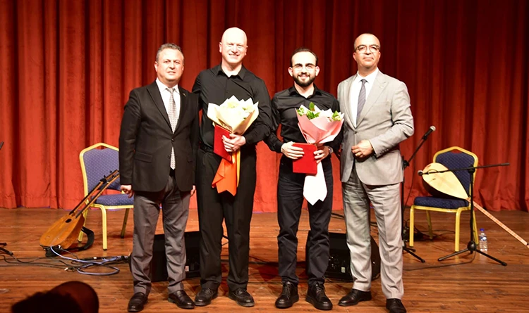 Samsunlu sanatçılardan Ata Sahne’de bağlama resitali