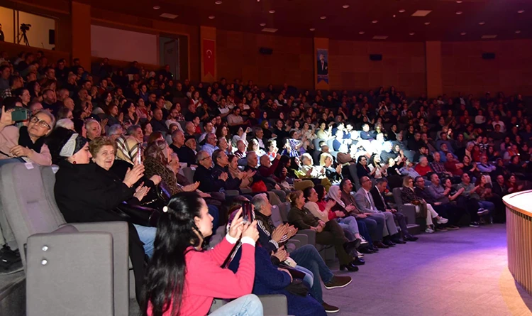 Samsunlu sanatçılardan Ata Sahne’de bağlama resitali