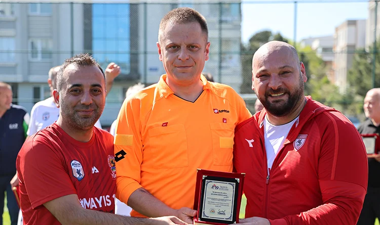Atakum'da efsane futbolculardan 19 Mayıs’a özel futbol şöleni Atakum'da efsane futbolculardan 19 Mayıs’a özel futbol şöleni