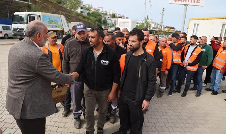 Canik'te bayramlaşma: Başkan Sandıkçı'dan personele teşekkür Canik'te bayramlaşma: Başkan Sandıkçı'dan personele teşekkür