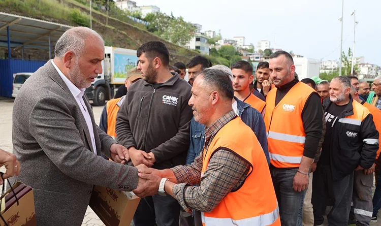Canik'te bayramlaşma: Başkan Sandıkçı'dan personele teşekkür Canik'te bayramlaşma: Başkan Sandıkçı'dan personele teşekkür