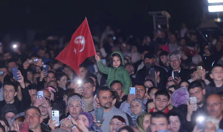 MHP Samsun'dan Cumhuriyet Meydanı'nda görkemli Anneler Günü kutlaması