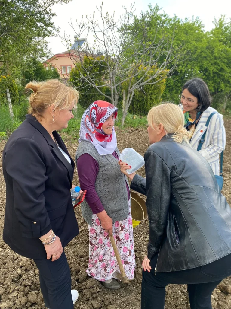 CHP'den sıcak temas: Nazan Güneysu'dan Anneler Günü'nde kapı kapı ziyaret